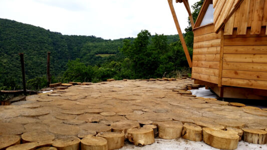 La terrasse en rondins progresse.