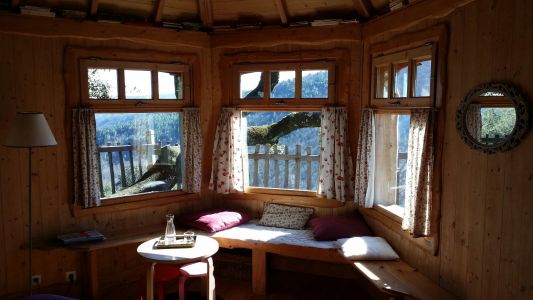 cabane-perchee_Bow-window et banc